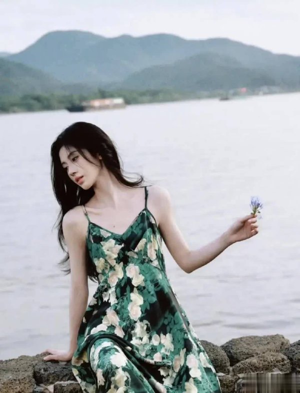 低息配资炒股网 鞠婧祎化身绿野仙踪精灵，墨绿玫瑰裙演绎复古浪漫
